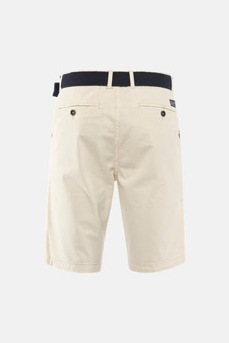 Short écru de Petrol Industries avec ceinture bleue, poches arrière à bouton, décontracté et élégant.