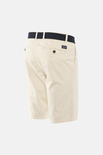 Short écru de Petrol Industries avec une ceinture bleue et une poche arrière à bouton.