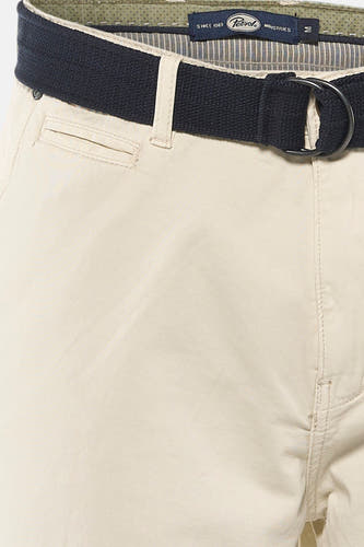 Short écru de Petrol Industries, avec ceinture bleue et poches italiennes à l'avant, cropped.