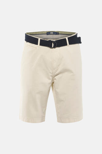 Short écru de Petrol Industries®, vu de dos, combiné avec un t-shirt bleu foncé, une ceinture noire, des chaussettes blanches et des chaussures grises.