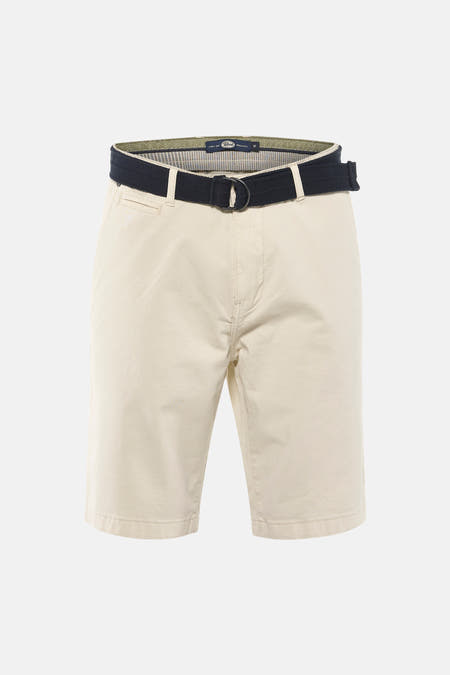 Short écru de Petrol Industries®, vu de dos, combiné avec un t-shirt bleu foncé, une ceinture noire, des chaussettes blanches et des chaussures grises.