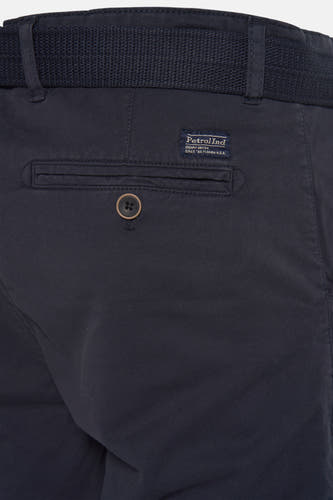 Short bleu de Petrol Industries, avec une ceinture tissée et un poche arrière à fermeture éclair.
