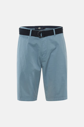 Short bleu de Petrol Industries, avec poche arrière munie d'un bouton et ceinture bleu foncé.