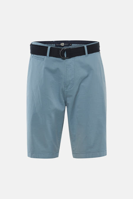 Short bleu de Petrol Industries, avec poche arrière munie d'un bouton et ceinture bleu foncé.