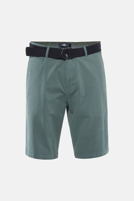Short vert de Petrol Industries®, avec poche arrière et fermeture à boutons.