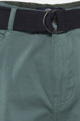 Short vert de Petrol Industries, avec une ceinture noire à boucle à anneau argenté.