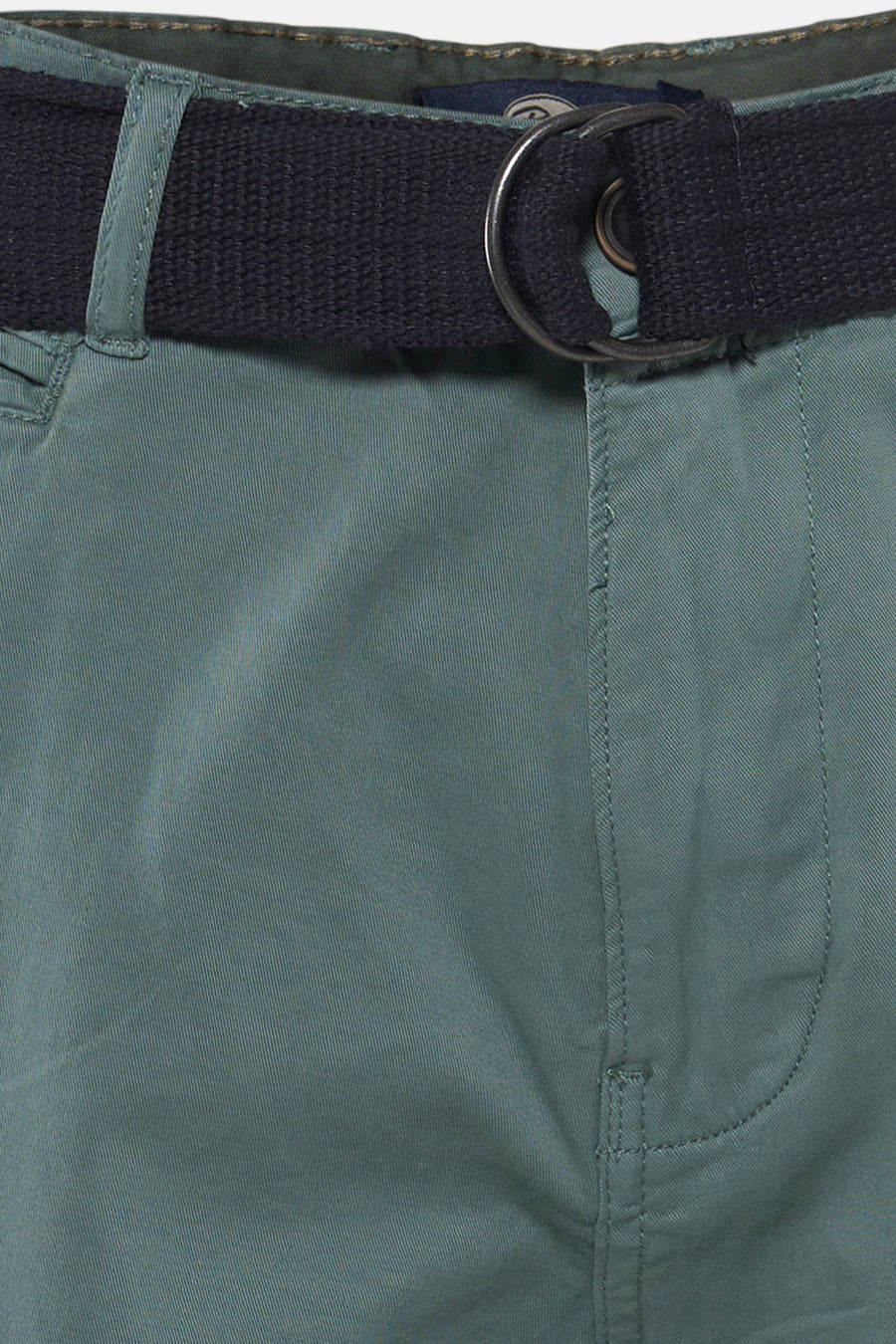 Short vert de Petrol Industries, avec une ceinture noire à boucle à anneau argenté.