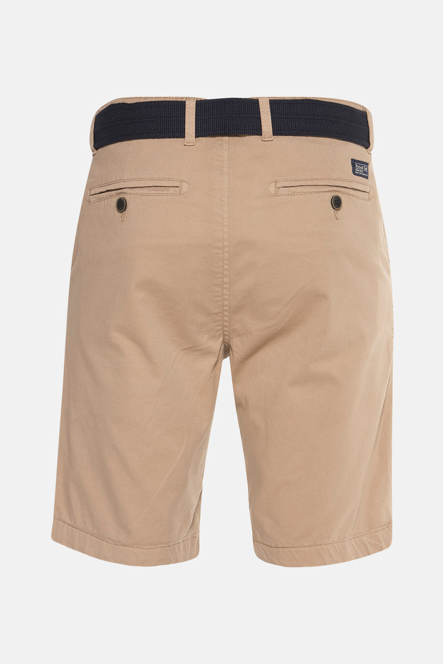 Kaki short met donkerblauwe riem, achterkant.