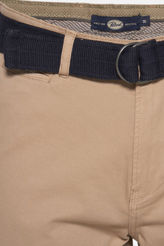 Beige broek met donkerblauwe riem.