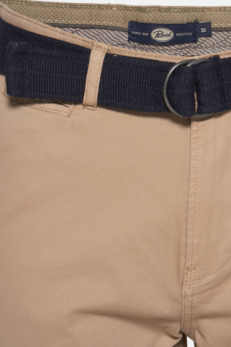 Beige broek met donkerblauwe riem.