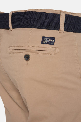 Beige katoenen broek met donkerblauwe riem.