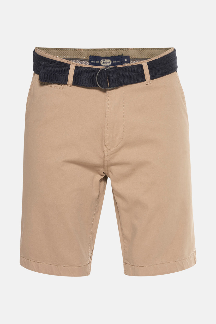 Khaki shorts met blauwe riem.