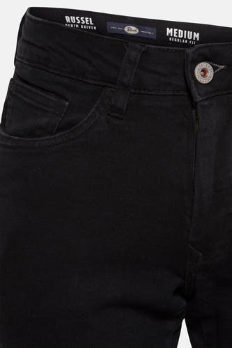 Jean court en denim noir de Petrol Industries avec poche visible et étiquette de marque.