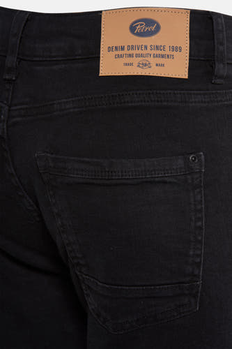 Jean court en denim noir de Petrol Industries avec un détail de couture subtil sur le dos.