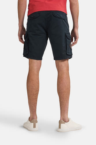 Shorts noirs de Petrol Industries, avec des poches et un t-shirt rouge.