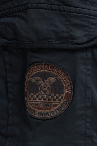 Short de Bermuda Petrol Industries Industries Industries round badge with 'International Speedway'' and eagle.