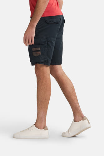 Short de noir Petrol Industries, avec des poches et une badge logo, en vue latérale.