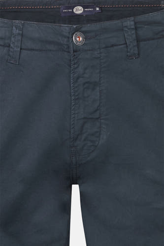 Shorts noirs de Petrol Industries avec une fermeture à boutons et des passants.