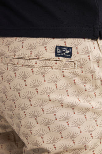 Short beige de Petrol Industries avec un motif de volant brun et une poche arrière.