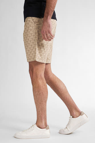 Beige court de Petrol Industries avec un motif en éventail, porté avec un t-shirt noir et des baskets blanches.