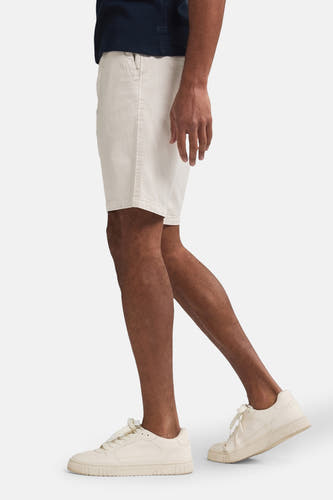 Beige court de Petrol Industries, montré de côté, combiné avec des baskets blanches et un t-shirt bleu marine.