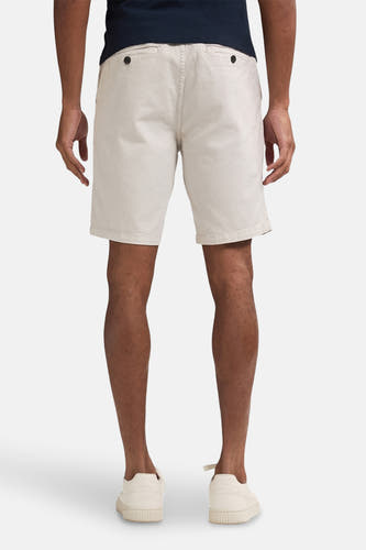 Veste courte beige de Petrol Industries®, vue de derrière, avec des poches arrière et des chaussures crème coordonnées.