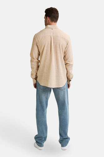 Chemise beige à longues manches de Petrol Industries®, vue de derrière, avec un dessin uni et des jeans.