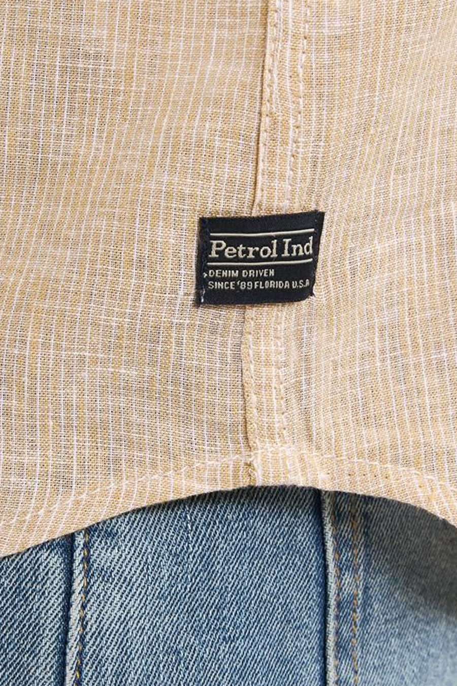 Beige gestreept linnen overhemd met denim onderkant en een label met "Petrol Ind".