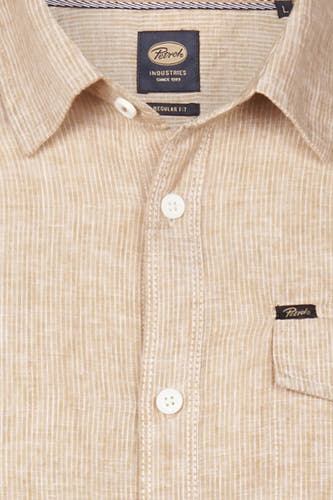 Chemise beige à longues manches de Petrol Industries, avec un motif rayé subtil et une poche poitrine.