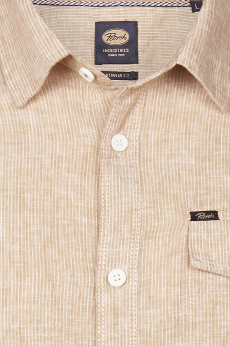 Beige gestreept herenshirt met knoopsluiting.
