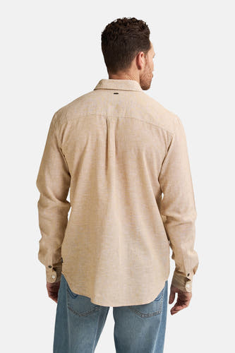 Chemise beige à longues manches de Petrol Industries®, vue arrière avec plis et jeans bleu clair.