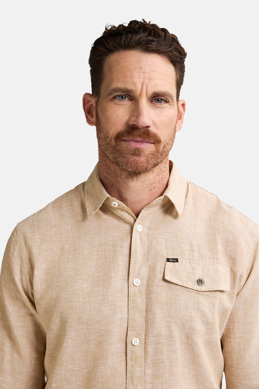 Man met bruin overhemd.
