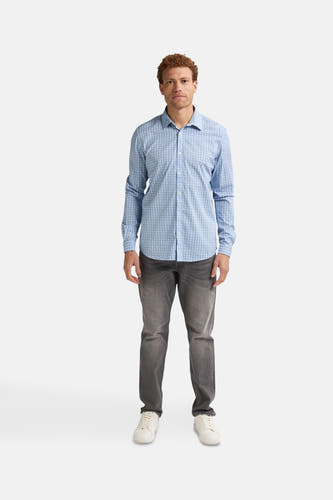 Chemise bleue à manches longues de Petrol Industries®, avec une subtile impression et portée avec des jeans gris.