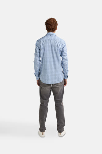 Chemise bleue à manches longues de Petrol Industries®, avec un motif subtil sur le tissu, vue de derrière.