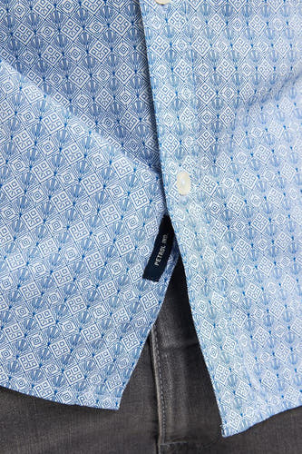 Chemise bleue à manches longues de Petrol Industries, avec un motif graphique et une fermeture à boutons.