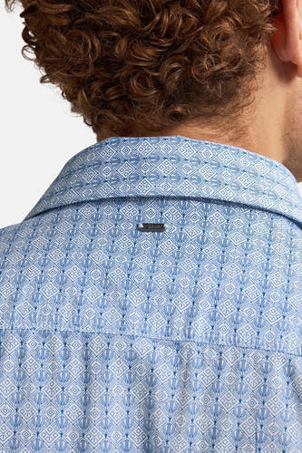 Chemise bleue à manches longues de Petrol Industries, avec un motif géométrique sur le dos.