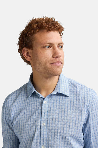Chemise bleue à manches longues de Petrol Industries®, avec un motif géométrique subtil.
