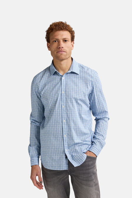 Chemise bleue à manches longues de Petrol Industries®, avec un motif subtil sur toute la surface et une coupe décontractée.