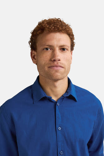 Chemise bleue à manches longues de Petrol Industries®, gros plan, avec des boutons visibles.