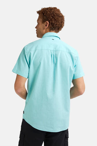 Chemise bleu turquoise pour homme à manches courtes de Petrol Industries®, vue arrière, avec un pantalon noir.