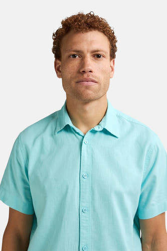 Chemise homme turquoise à manches courtes de Petrol Industries®, tissu uni et col boutonné.
