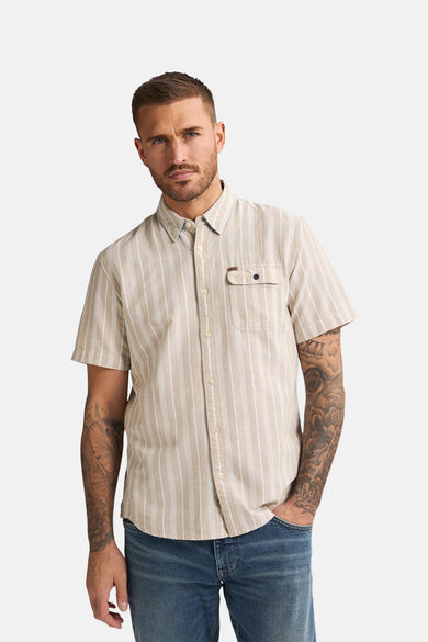 Chemise beige à manches courtes de Petrol Industries®, motif rayé et poche poitrine.