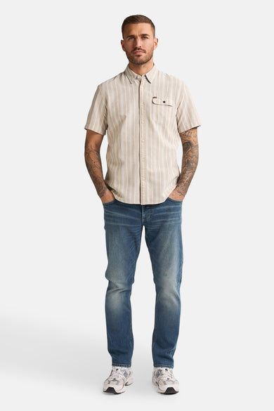 Chemise beige à manches courtes de Petrol Industries, avec des rayures verticales et une poche po poitrine.