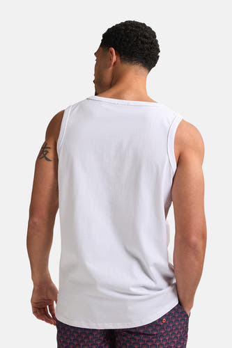 T-shirt blanc de Petrol Industries®, vu de l'arrière, avec un pantalon sombre à imprimé floral.