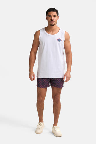 T-shirt blanc de Petrol Industries, avec un petit logo sur la poitrine, porté avec des shorts bleus foncés.