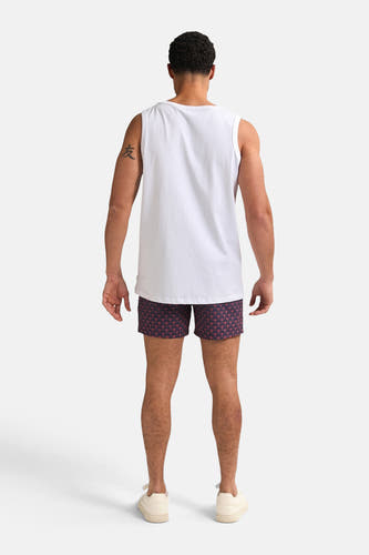 T-shirt blanc de Petrol Industries, vu de l'rièrerière avec un tat tat sur le bras et un short à motif.