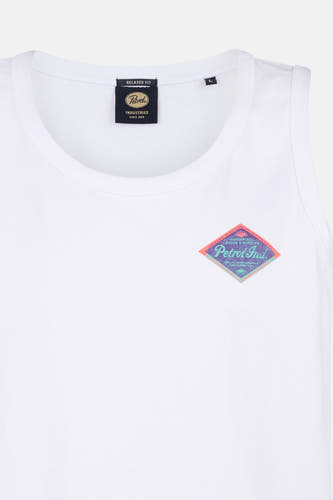 T-shirt blanc de Petrol Industries avec un logo brodé sur la poitrine.