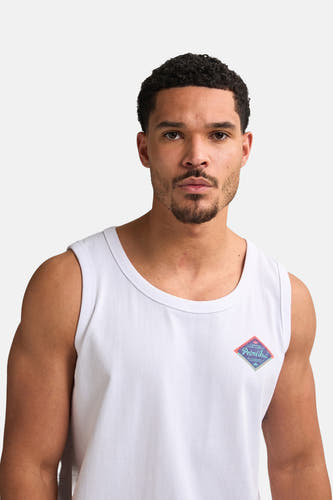 T-shirt blanc de Petrol Industries avec un petit logo coloré sur la poitrine.