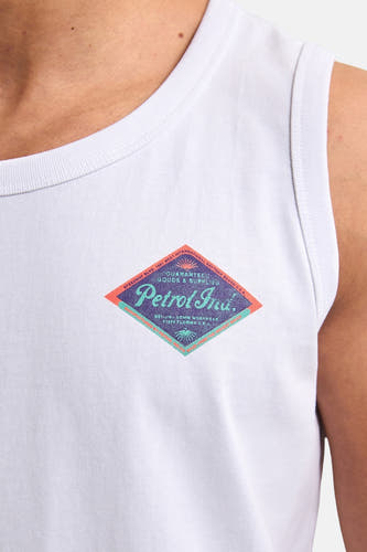 T-shirt blanc de Petrol Industries avec un logo vintage sur la poitrine.