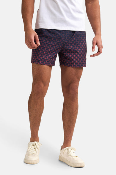 Short de bain de Petrol Pet Industries® avec un motif motif motifau, porté avec un T-shirt blanc et des baskets crème.